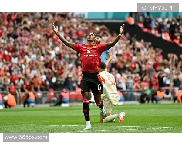 英超激战曼联轻取那不勒斯点球争议引发全场热议